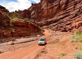 jeep dans les canyons de moab en utah