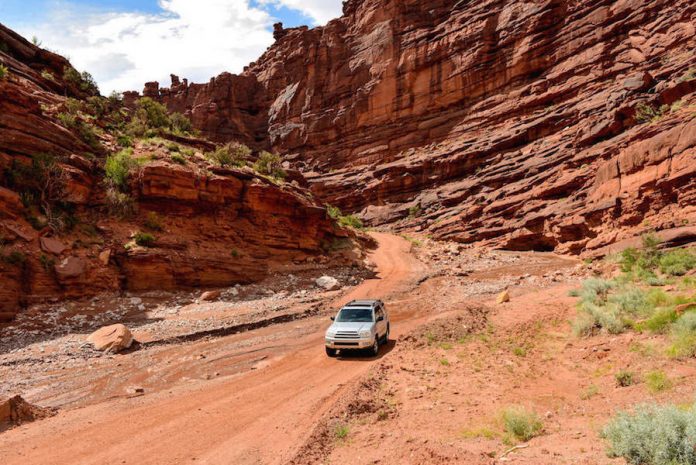 jeep dans les canyons de moab en utah